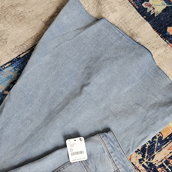 WE THE FREE, NW. SUPER flare, light wash, size 27. - Picture 4 of 6